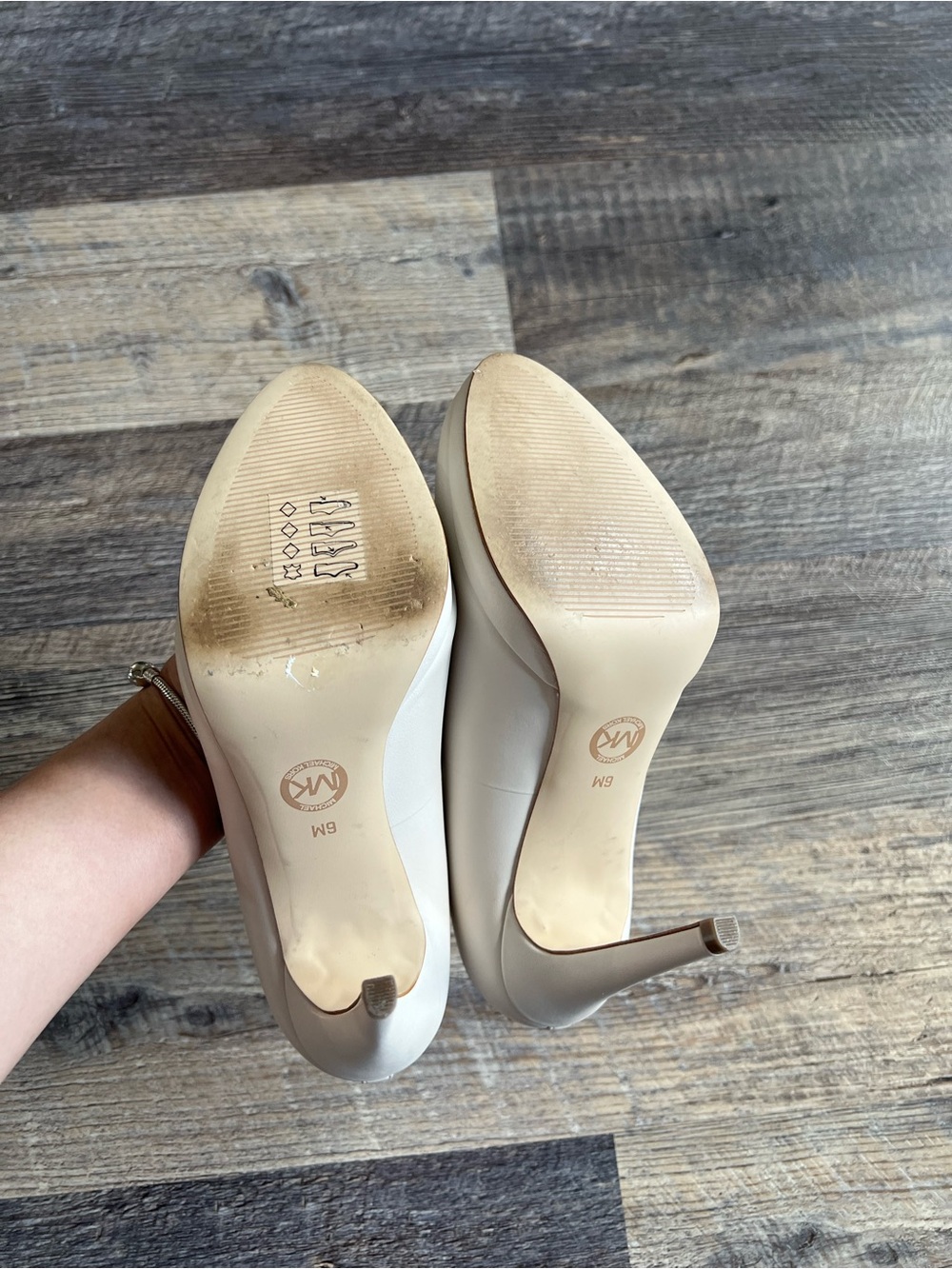Michael Kors Cream Leather High Heel Pumps Size 6 - Picture 8 of 8